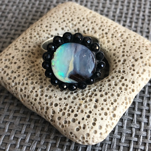 PP052/6 1,3cm boulder opal, spinel