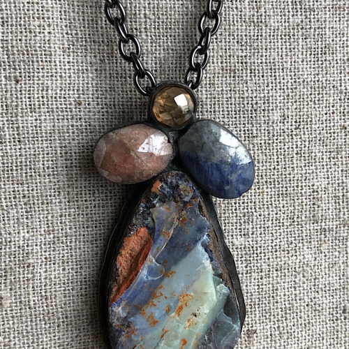 PW078 5,2x2,5cm boulder opal, sodalit, kwarc, k. księżycowy