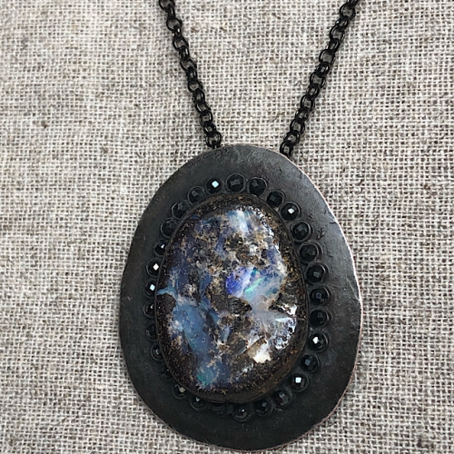 PW079 4x3,3cm boulder opal, spinel