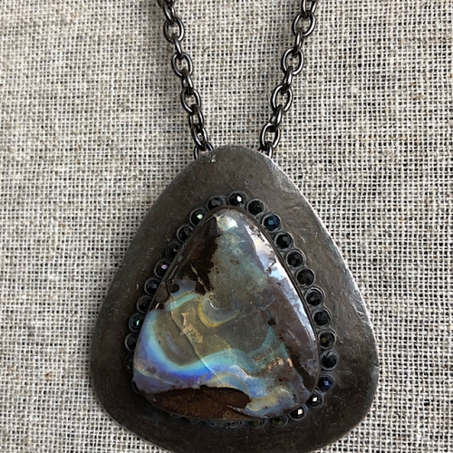 PW081 4,6x4,2cm boulder opal, spinel